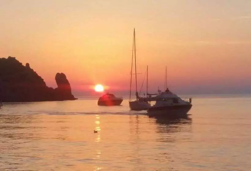 Hotelli Yacht Suite Cala Galera