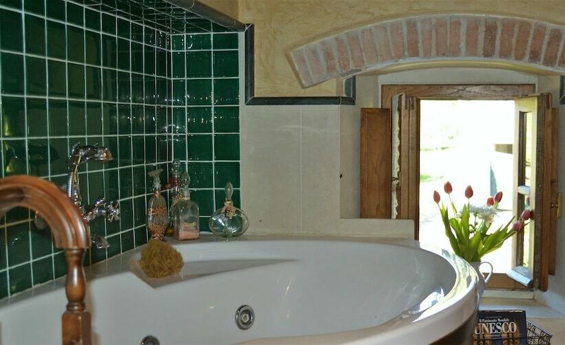 مبيت وإفطار Podere Badia