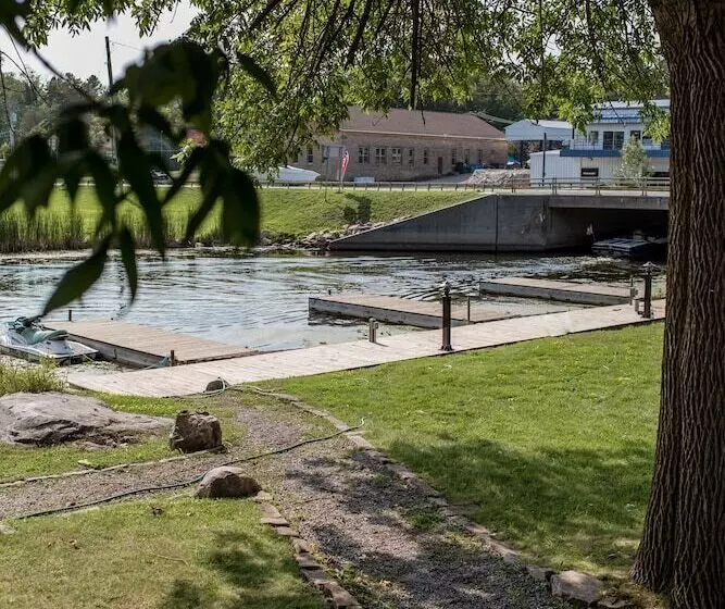 Hotelli Capt.'s Inn & Suites