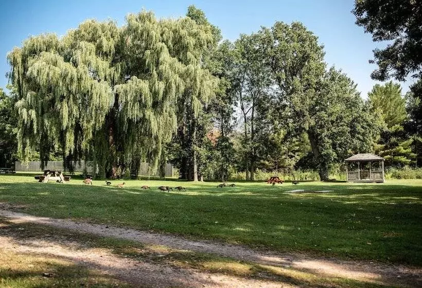 Hotelli Capt.'s Inn & Suites