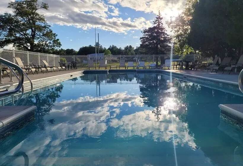 Hotelli Capt.'s Inn & Suites