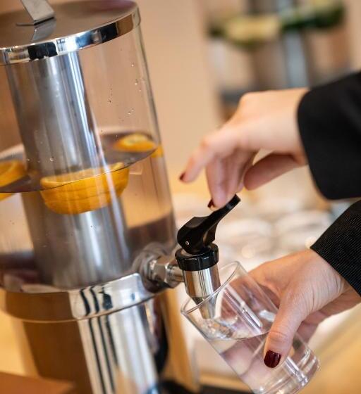 Отель Catalonia La Maquinista