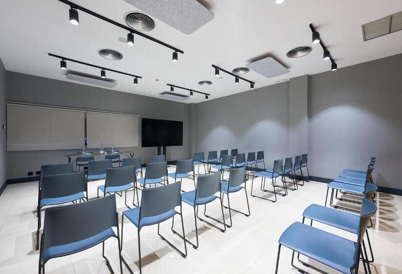 Отель Catalonia La Maquinista