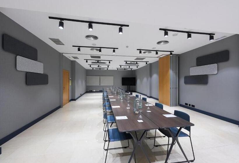 Отель Catalonia La Maquinista