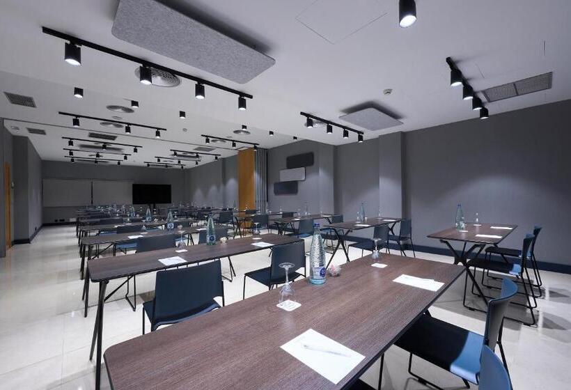 Отель Catalonia La Maquinista