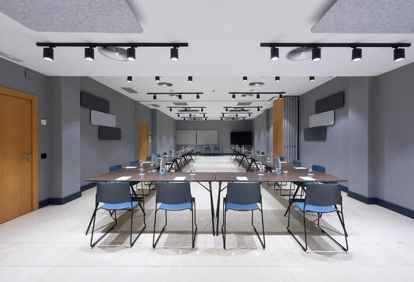 Отель Catalonia La Maquinista