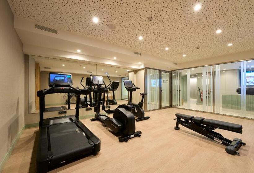 Отель Catalonia La Maquinista