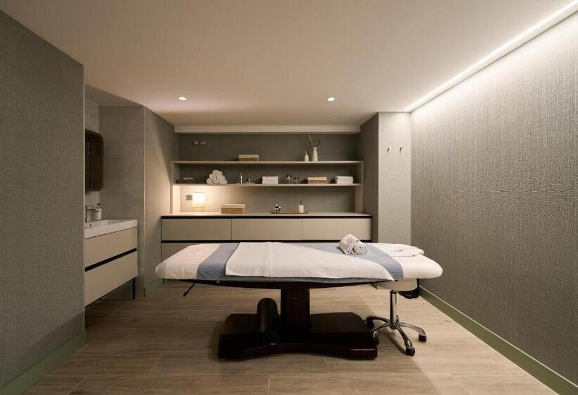 Отель Catalonia La Maquinista