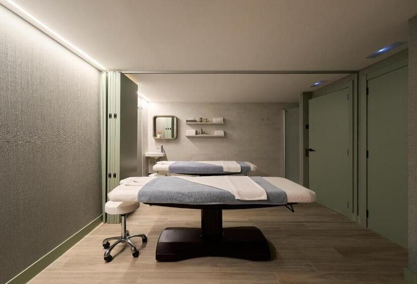 Отель Catalonia La Maquinista