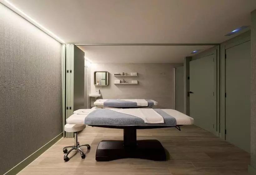 هتل Catalonia La Maquinista