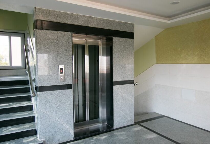 בית מלון כפרי Oyo 10811 Sri Sairam Residency