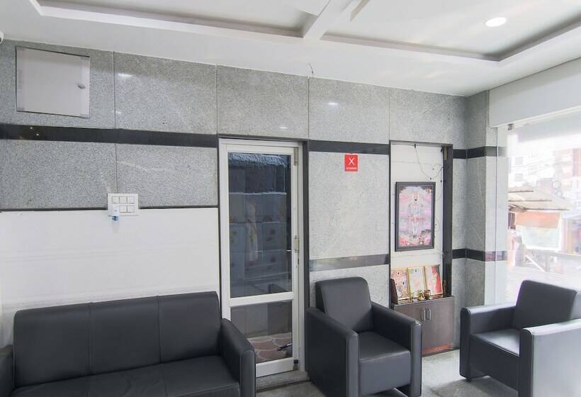 בית מלון כפרי Oyo 10811 Sri Sairam Residency