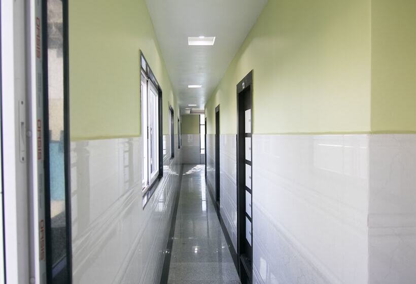 בית מלון כפרי Oyo 10811 Sri Sairam Residency