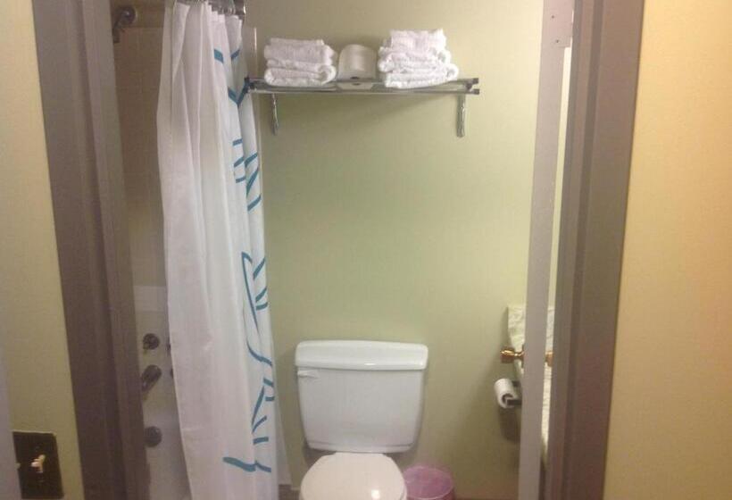 فندق Ramada By Wyndham Dawson Creek