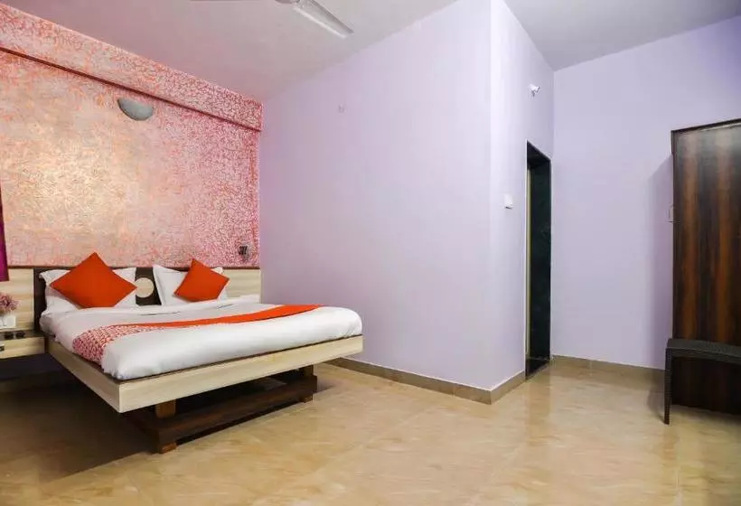 ホテル Oyo 36668 Om Resort