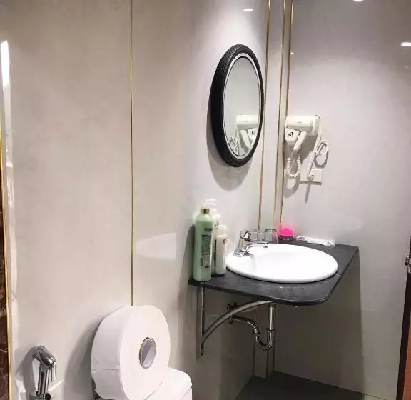 هتل The Long