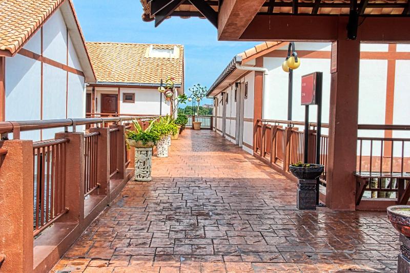 Hotel Alexapd Private Water Chalets