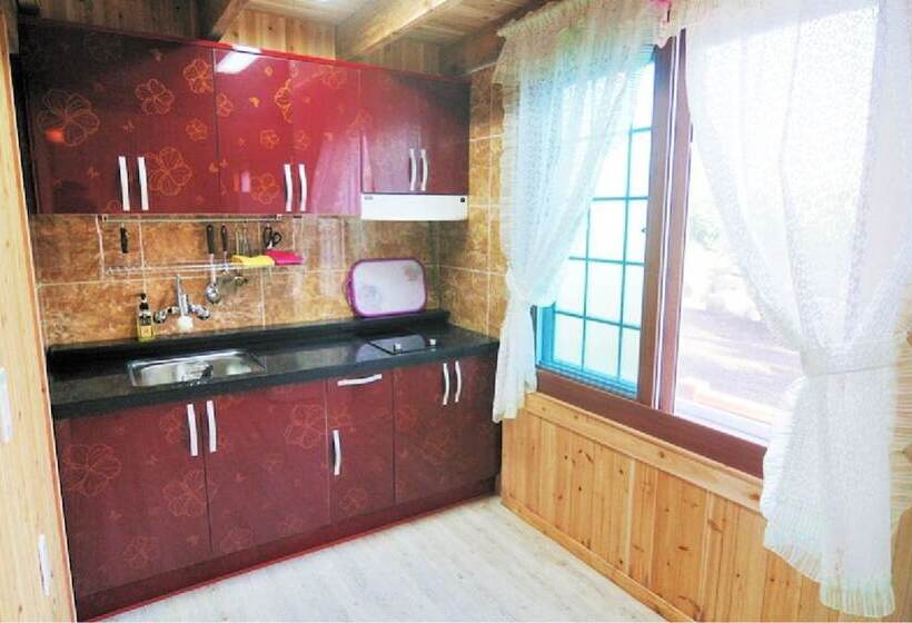 Szálloda Jeju Sannaedeul Pension