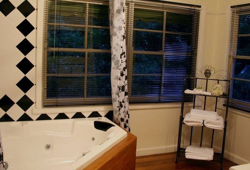 Tudor Cottages Mt Dandenong