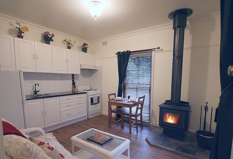 Tudor Cottages Mt Dandenong