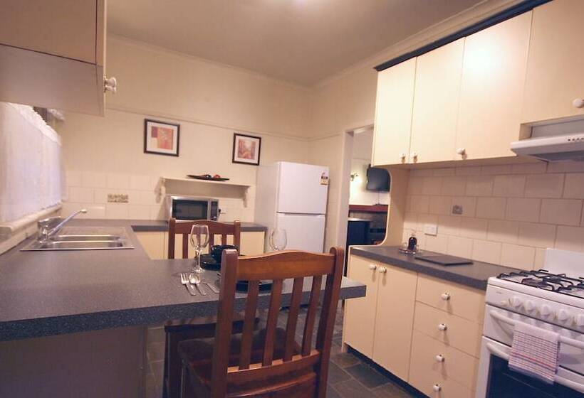 Tudor Cottages Mt Dandenong