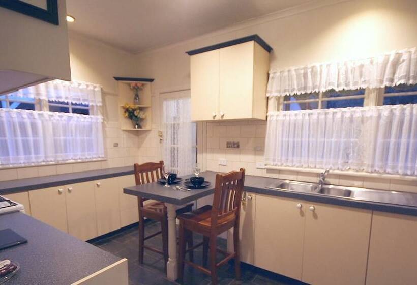 Tudor Cottages Mt Dandenong