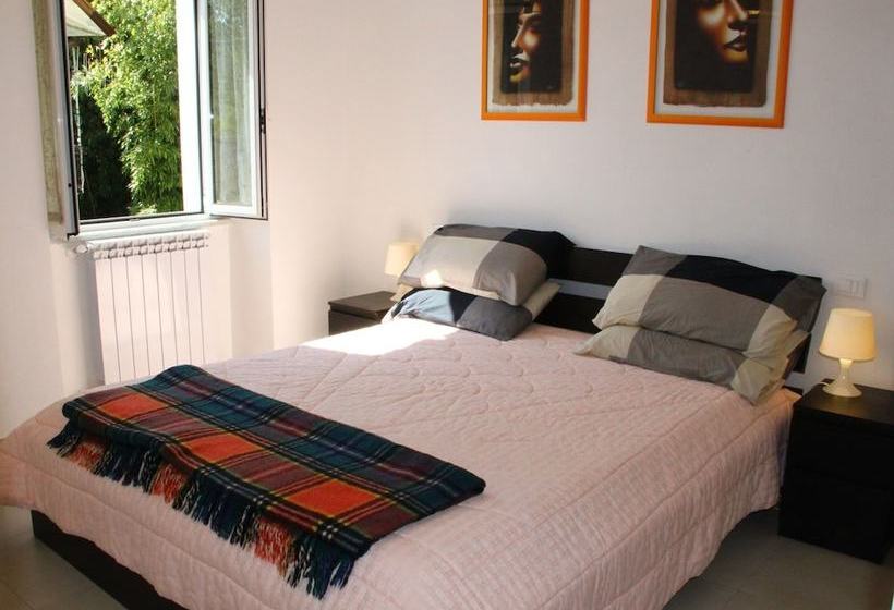 Traditional Cottage With Terrace, Garden Furniture, Barbecue