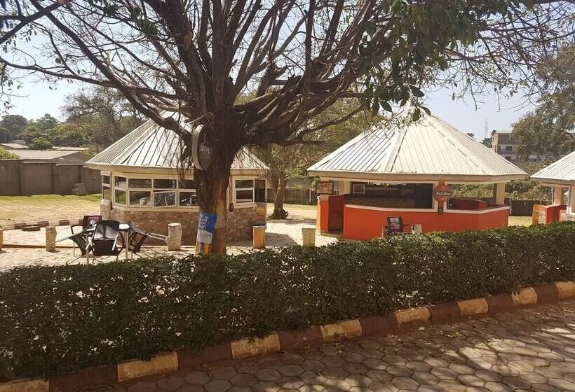 هتل Franzy Suites And Lounge