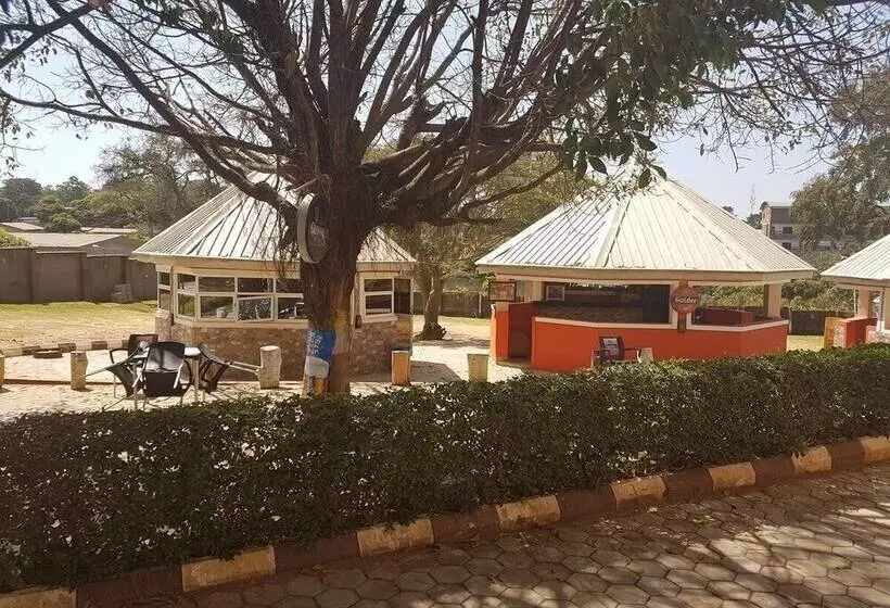 هتل Franzy Suites And Lounge