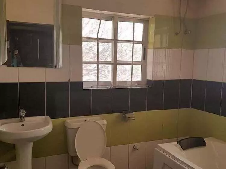 هتل Franzy Suites And Lounge