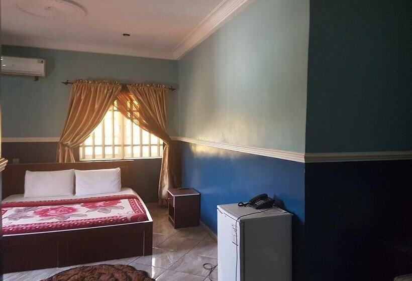 هتل Franzy Suites And Lounge