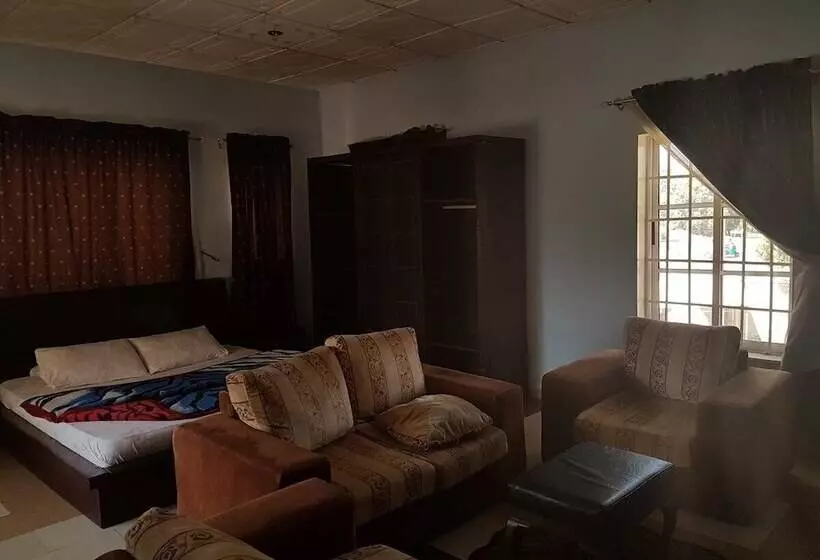 هتل Franzy Suites And Lounge