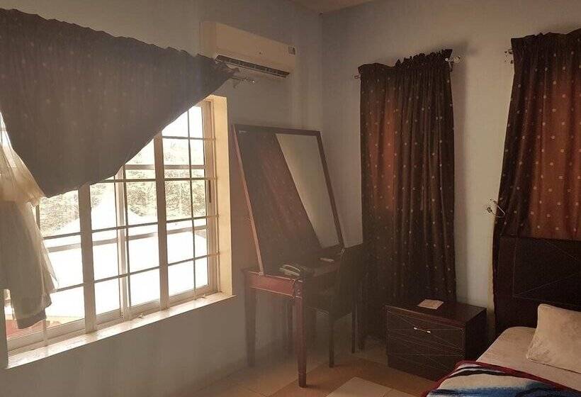 هتل Franzy Suites And Lounge