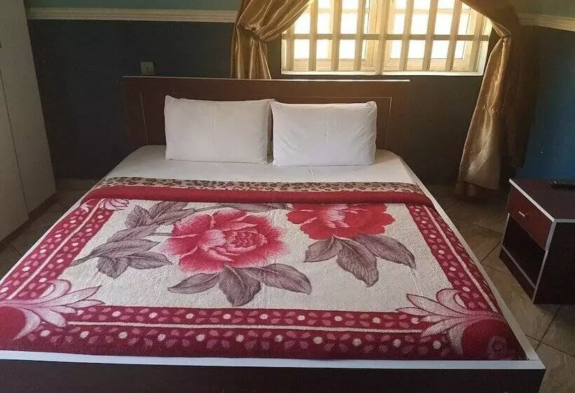 هتل Franzy Suites And Lounge