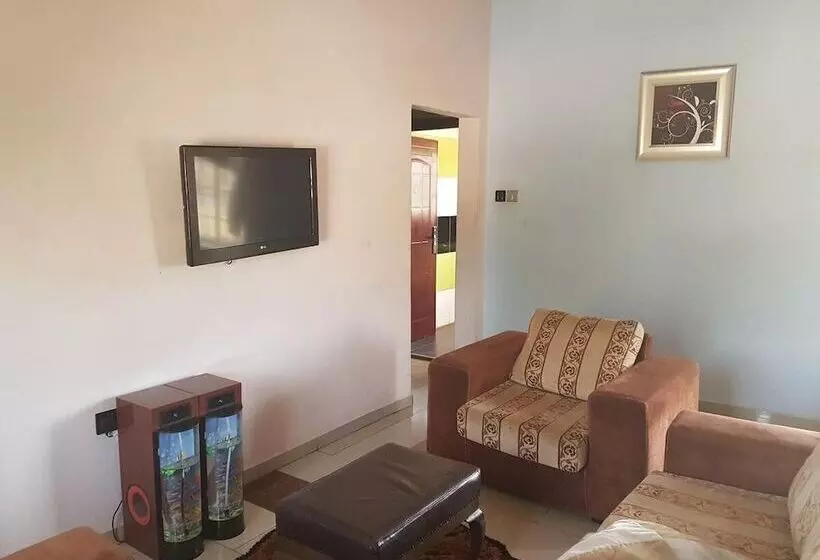 هتل Franzy Suites And Lounge