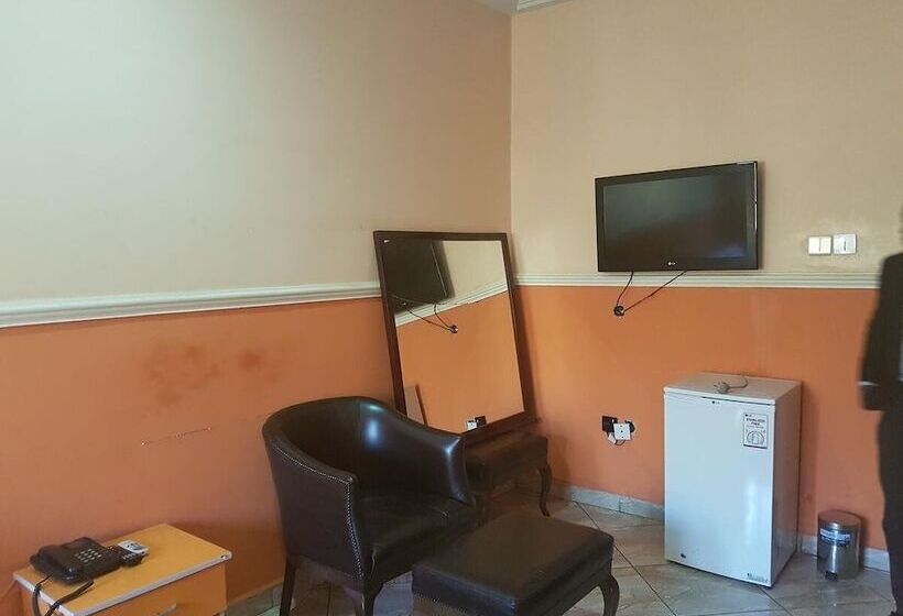 هتل Franzy Suites And Lounge