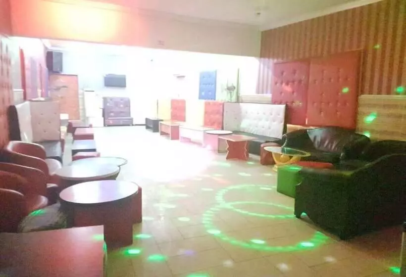 هتل Franzy Suites And Lounge