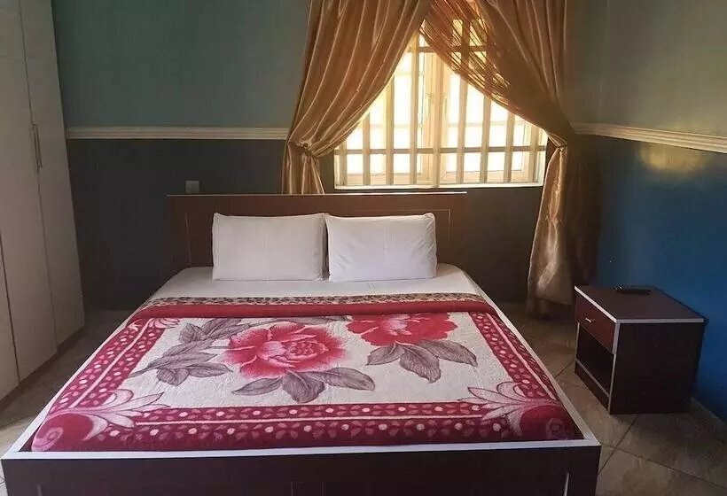 هتل Franzy Suites And Lounge