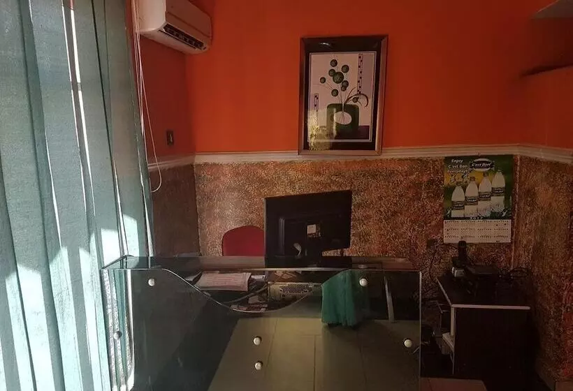 هتل Franzy Suites And Lounge