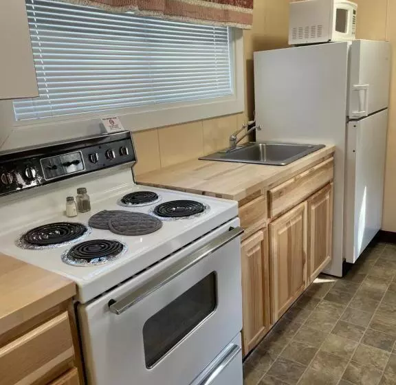 Idle A While Motel And Cabins