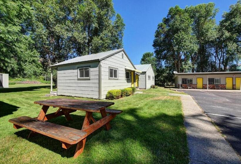 Idle A While Motel And Cabins