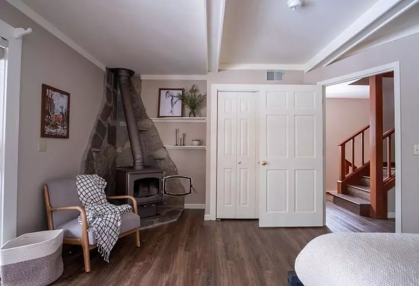 Tarly  Serene Cabin W Two Patios & Hot Tub In Incline Village