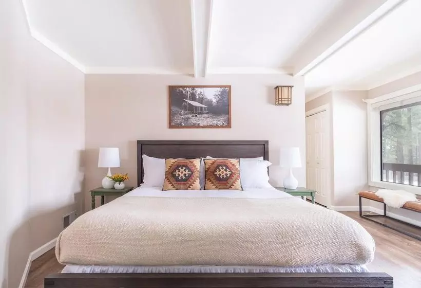 Tarly  Serene Cabin W Two Patios & Hot Tub In Incline Village