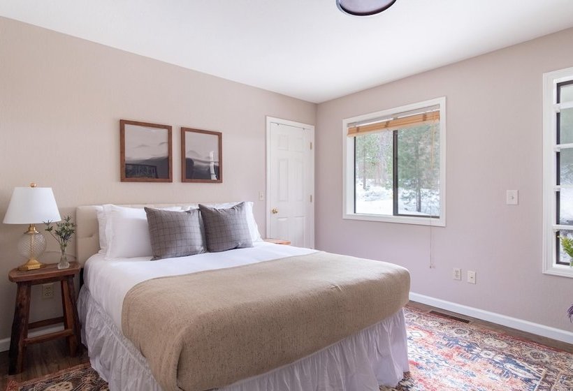 Tarly Serene Cabin W Two Patios & Hot Tub In Incline Village