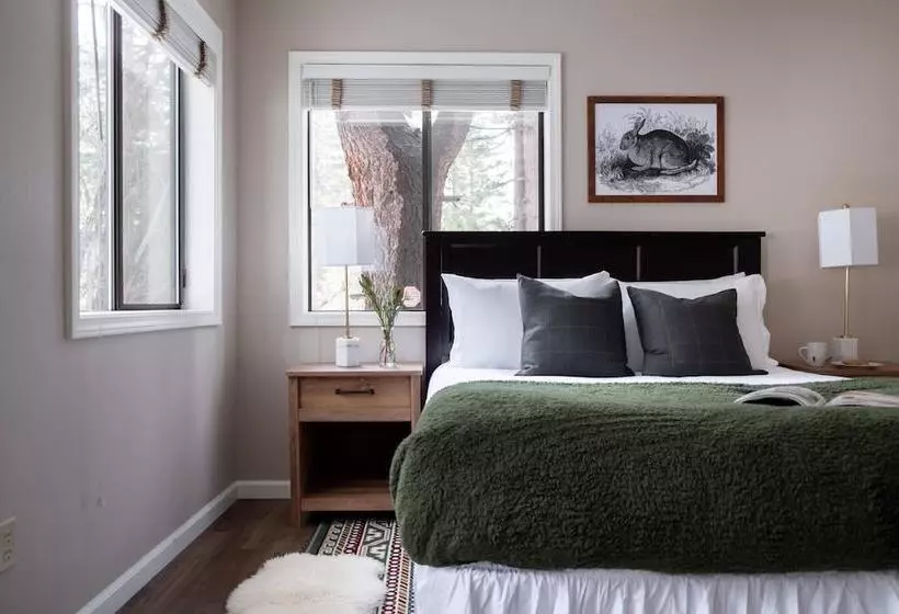 Tarly  Serene Cabin W Two Patios & Hot Tub In Incline Village