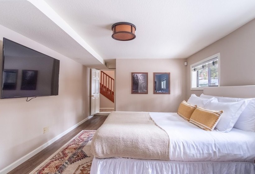 Tarly Serene Cabin W Two Patios & Hot Tub In Incline Village