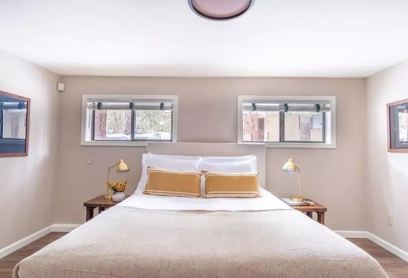 Tarly  Serene Cabin W Two Patios & Hot Tub In Incline Village