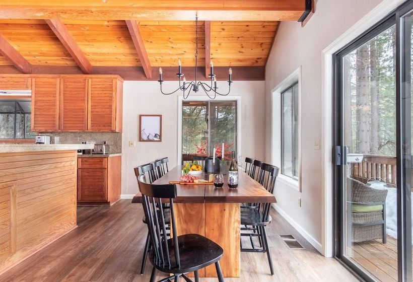 Tarly Serene Cabin W Two Patios & Hot Tub In Incline Village