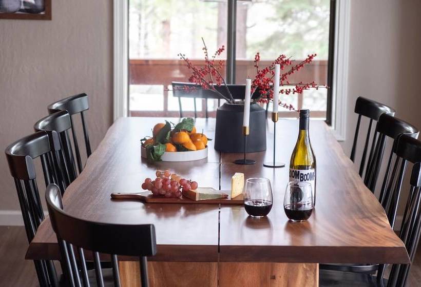 Tarly Serene Cabin W Two Patios & Hot Tub In Incline Village