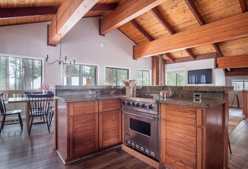 Tarly Serene Cabin W Two Patios & Hot Tub In Incline Village